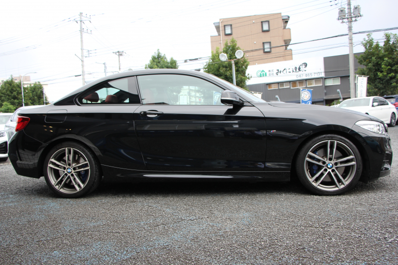 BMW 2シリーズ M240i ｸｰﾍﾟ最終ﾓﾃﾞﾙ 型式変更後 ﾋｰﾀｰ赤革 直6ﾀｰﾎﾞ340馬力 B58新ｴﾝｼﾞﾝ ｱﾀﾞﾌﾟﾃｨﾌﾞMｻｽ 追従ACC LEDﾍｯﾄﾞﾗｲﾄ&ﾃｰﾙ ﾀｯﾁ画面HDDﾅﾋﾞPｱｼｽﾄ 衝突軽減ﾌﾞﾚｰｷ 車線逸脱警告 歩行者警告 ﾊﾟﾄﾞﾙｼﾌﾄ ｽﾏｰﾄｷｰ 専用18AW&ﾌﾞﾚｰｷ 2年保証