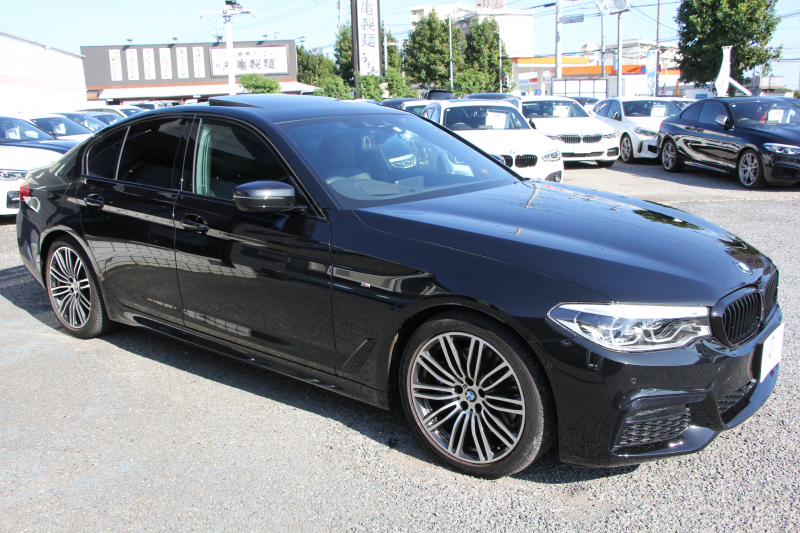 BMW 5シリーズ 530i Mｽﾎﾟｰﾂ ｾﾚｸﾄ&ｱﾄﾞﾊﾞﾝｽﾊﾟｯｹｰｼﾞ変更後ﾓﾃﾞﾙ 252馬力 ｻﾝﾙｰﾌ 全席ﾋｰﾀｰ黒革 ﾊｰﾏﾝｶｰﾄﾞﾝｻﾗｳﾝﾄﾞ4ｿﾞｰﾝｴｱｺﾝ 変更後液晶ﾒｰﾀｰ LEDﾍｯﾄﾞﾗｲﾄ ｵｰﾄﾊｲﾋﾞｰﾑ ﾀｯﾁ画面HDDﾅﾋﾞTV 360度ｶﾒﾗ 電動ﾄﾗﾝｸ 2年保証