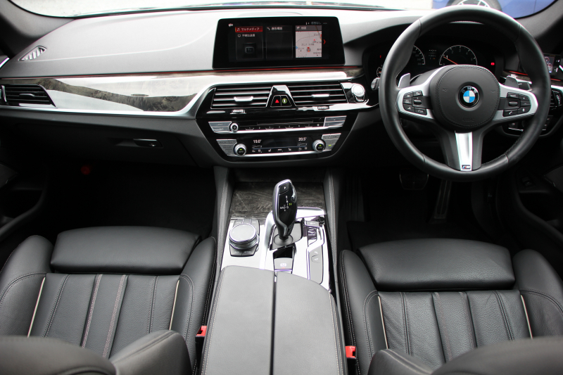 BMW 5シリーズ 530i Mｽﾎﾟｰﾂ ｾﾚｸﾄ&ｱﾄﾞﾊﾞﾝｽﾊﾟｯｹｰｼﾞ変更後ﾓﾃﾞﾙ 252馬力 ｻﾝﾙｰﾌ 全席ﾋｰﾀｰ黒革 ﾊｰﾏﾝｶｰﾄﾞﾝｻﾗｳﾝﾄﾞ4ｿﾞｰﾝｴｱｺﾝ 変更後液晶ﾒｰﾀｰ LEDﾍｯﾄﾞﾗｲﾄ ｵｰﾄﾊｲﾋﾞｰﾑ ﾀｯﾁ画面HDDﾅﾋﾞTV 360度ｶﾒﾗ 電動ﾄﾗﾝｸ 2年保証