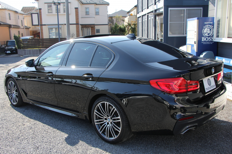 BMW 5シリーズ 530i Mｽﾎﾟｰﾂ ｾﾚｸﾄ&ｱﾄﾞﾊﾞﾝｽﾊﾟｯｹｰｼﾞ変更後ﾓﾃﾞﾙ 252馬力 ｻﾝﾙｰﾌ 全席ﾋｰﾀｰ黒革 ﾊｰﾏﾝｶｰﾄﾞﾝｻﾗｳﾝﾄﾞ4ｿﾞｰﾝｴｱｺﾝ 変更後液晶ﾒｰﾀｰ LEDﾍｯﾄﾞﾗｲﾄ ｵｰﾄﾊｲﾋﾞｰﾑ ﾀｯﾁ画面HDDﾅﾋﾞTV 360度ｶﾒﾗ 電動ﾄﾗﾝｸ 2年保証