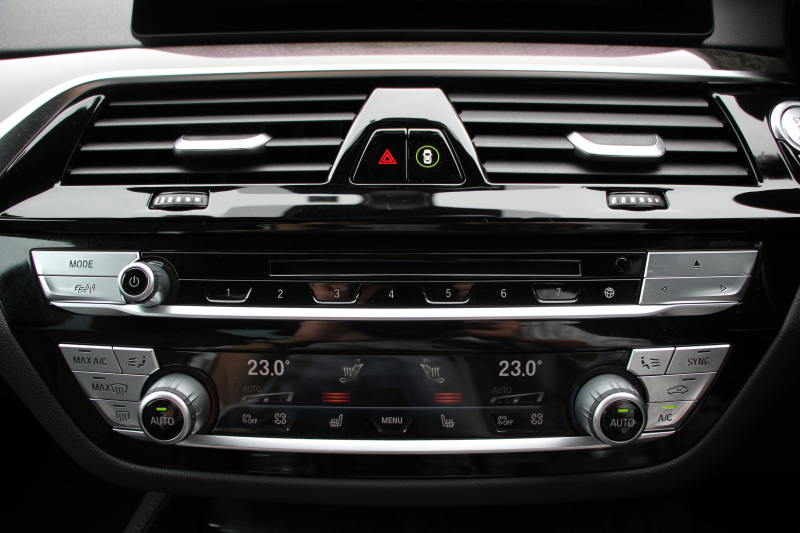 BMW 5シリーズ 530i Mｽﾎﾟｰﾂ ｾﾚｸﾄ&ｱﾄﾞﾊﾞﾝｽﾊﾟｯｹｰｼﾞ変更後ﾓﾃﾞﾙ 252馬力 ｻﾝﾙｰﾌ 全席ﾋｰﾀｰ黒革 ﾊｰﾏﾝｶｰﾄﾞﾝｻﾗｳﾝﾄﾞ4ｿﾞｰﾝｴｱｺﾝ 変更後液晶ﾒｰﾀｰ LEDﾍｯﾄﾞﾗｲﾄ ｵｰﾄﾊｲﾋﾞｰﾑ ﾀｯﾁ画面HDDﾅﾋﾞTV 360度ｶﾒﾗ 電動ﾄﾗﾝｸ 2年保証