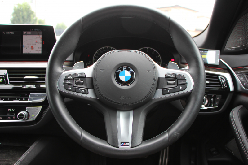 BMW 5シリーズ 530i Mｽﾎﾟｰﾂ ｾﾚｸﾄ&ｱﾄﾞﾊﾞﾝｽﾊﾟｯｹｰｼﾞ変更後ﾓﾃﾞﾙ 252馬力 ｻﾝﾙｰﾌ 全席ﾋｰﾀｰ黒革 ﾊｰﾏﾝｶｰﾄﾞﾝｻﾗｳﾝﾄﾞ4ｿﾞｰﾝｴｱｺﾝ 変更後液晶ﾒｰﾀｰ LEDﾍｯﾄﾞﾗｲﾄ ｵｰﾄﾊｲﾋﾞｰﾑ ﾀｯﾁ画面HDDﾅﾋﾞTV 360度ｶﾒﾗ 電動ﾄﾗﾝｸ 2年保証