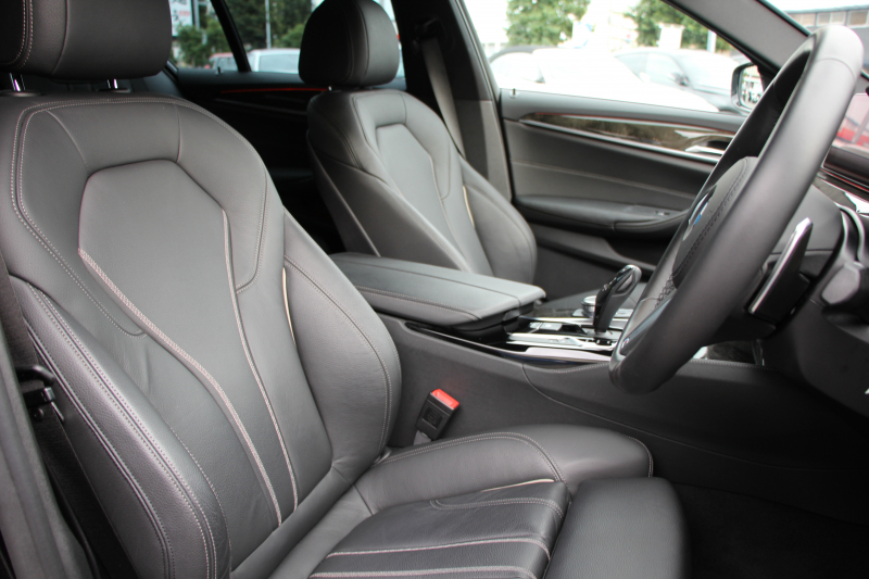 BMW 5シリーズ 530i Mｽﾎﾟｰﾂ ｾﾚｸﾄ&ｱﾄﾞﾊﾞﾝｽﾊﾟｯｹｰｼﾞ変更後ﾓﾃﾞﾙ 252馬力 ｻﾝﾙｰﾌ 全席ﾋｰﾀｰ黒革 ﾊｰﾏﾝｶｰﾄﾞﾝｻﾗｳﾝﾄﾞ4ｿﾞｰﾝｴｱｺﾝ 変更後液晶ﾒｰﾀｰ LEDﾍｯﾄﾞﾗｲﾄ ｵｰﾄﾊｲﾋﾞｰﾑ ﾀｯﾁ画面HDDﾅﾋﾞTV 360度ｶﾒﾗ 電動ﾄﾗﾝｸ 2年保証