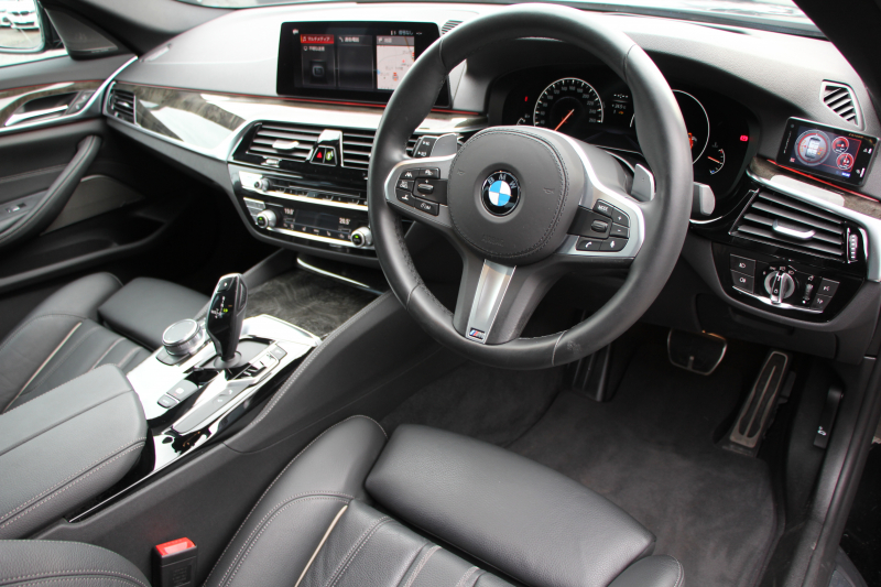 BMW 5シリーズ 530i Mｽﾎﾟｰﾂ ｾﾚｸﾄ&ｱﾄﾞﾊﾞﾝｽﾊﾟｯｹｰｼﾞ変更後ﾓﾃﾞﾙ 252馬力 ｻﾝﾙｰﾌ 全席ﾋｰﾀｰ黒革 ﾊｰﾏﾝｶｰﾄﾞﾝｻﾗｳﾝﾄﾞ4ｿﾞｰﾝｴｱｺﾝ 変更後液晶ﾒｰﾀｰ LEDﾍｯﾄﾞﾗｲﾄ ｵｰﾄﾊｲﾋﾞｰﾑ ﾀｯﾁ画面HDDﾅﾋﾞTV 360度ｶﾒﾗ 電動ﾄﾗﾝｸ 2年保証