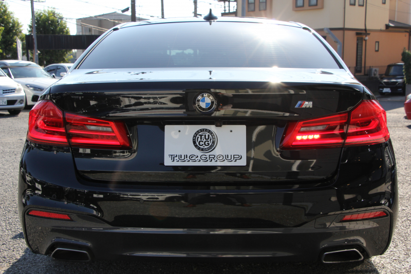 BMW 5シリーズ 530i Mｽﾎﾟｰﾂ ｾﾚｸﾄ&ｱﾄﾞﾊﾞﾝｽﾊﾟｯｹｰｼﾞ変更後ﾓﾃﾞﾙ 252馬力 ｻﾝﾙｰﾌ 全席ﾋｰﾀｰ黒革 ﾊｰﾏﾝｶｰﾄﾞﾝｻﾗｳﾝﾄﾞ4ｿﾞｰﾝｴｱｺﾝ 変更後液晶ﾒｰﾀｰ LEDﾍｯﾄﾞﾗｲﾄ ｵｰﾄﾊｲﾋﾞｰﾑ ﾀｯﾁ画面HDDﾅﾋﾞTV 360度ｶﾒﾗ 電動ﾄﾗﾝｸ 2年保証