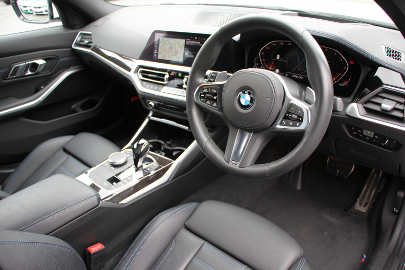 BMW 3シリーズ 320i Mｽﾎﾟｰﾂ ﾃﾞﾋﾞｭｰ&ｲﾉﾍﾞｰｼｮﾝ&ｺﾝﾌｫｰﾄP ﾌﾞﾙｰｽﾃｯﾁ黒革 ﾚｰｻﾞｰLEDﾗｲﾄ HUD ｼﾞｪｽﾁｬｰｺﾝﾄﾛｰﾙ ﾌﾙｾｸﾞTV 19AW 電動ﾄﾗﾝｸ 追従ACC ｽﾃｱﾘﾝｸﾞｻﾎﾟｰﾄ ﾀｯﾁ画面HDDﾅﾋﾞApplecarplay対応 後退ｱｼｽﾄ ﾌﾞﾗｯｸｷﾄﾞﾆｰｸﾞﾘﾙ 2年保証