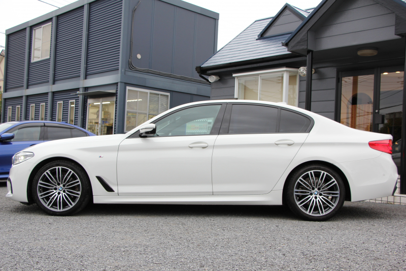 BMW 5シリーズ 523d Mｽﾎﾟｰﾂ ﾊｲﾗｲﾝ ｾﾚｸﾄ&ｱﾄﾞﾊﾞﾝｽﾊﾟｯｹｰｼﾞ変更後ﾓﾃﾞﾙ 1ｵﾅ ｻﾝﾙｰﾌ 全席ﾋｰﾀｰ黒革 ﾊｰﾏﾝｶｰﾄﾞﾝｻﾗｳﾝﾄﾞ4ｿﾞｰﾝｴｱｺﾝ 変更後液晶ﾒｰﾀｰ LEDﾍｯﾄﾞﾗｲﾄ ｵｰﾄﾊｲﾋﾞｰﾑ ﾀｯﾁ画面HDDﾅﾋﾞTV 360度ｶﾒﾗ 電動ﾄﾗﾝｸ 2年保証