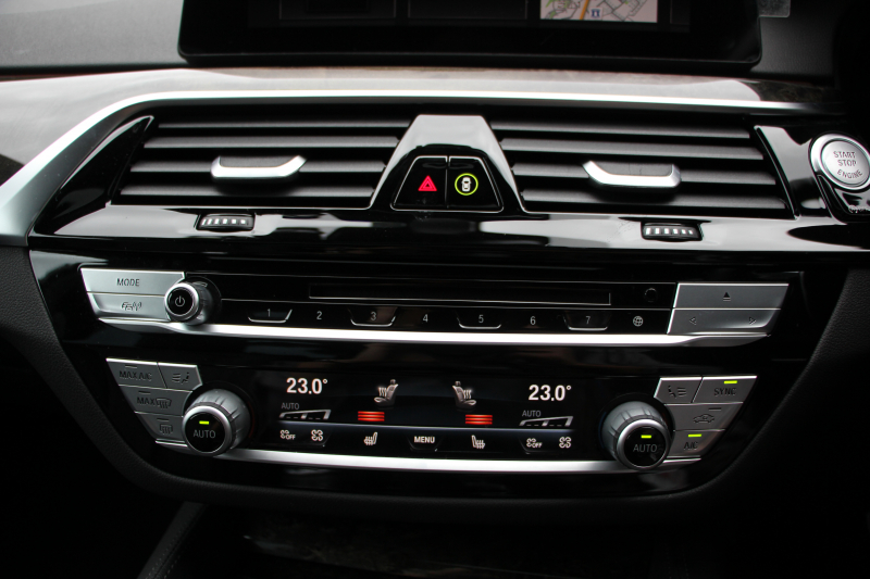 BMW 5シリーズ 523d Mｽﾎﾟｰﾂ ﾊｲﾗｲﾝ ｾﾚｸﾄ&ｱﾄﾞﾊﾞﾝｽﾊﾟｯｹｰｼﾞ変更後ﾓﾃﾞﾙ 1ｵﾅ ｻﾝﾙｰﾌ 全席ﾋｰﾀｰ黒革 ﾊｰﾏﾝｶｰﾄﾞﾝｻﾗｳﾝﾄﾞ4ｿﾞｰﾝｴｱｺﾝ 変更後液晶ﾒｰﾀｰ LEDﾍｯﾄﾞﾗｲﾄ ｵｰﾄﾊｲﾋﾞｰﾑ ﾀｯﾁ画面HDDﾅﾋﾞTV 360度ｶﾒﾗ 電動ﾄﾗﾝｸ 2年保証