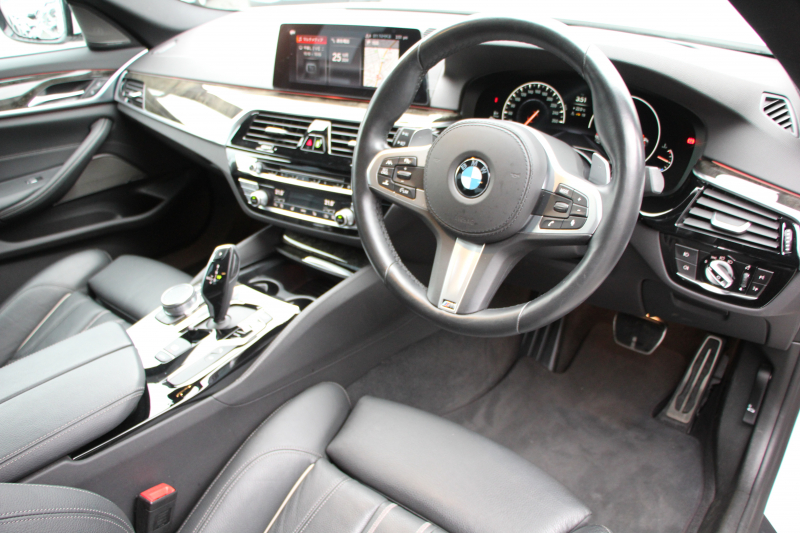 BMW 5シリーズ 523d Mｽﾎﾟｰﾂ ﾊｲﾗｲﾝ ｾﾚｸﾄ&ｱﾄﾞﾊﾞﾝｽﾊﾟｯｹｰｼﾞ変更後ﾓﾃﾞﾙ 1ｵﾅ ｻﾝﾙｰﾌ 全席ﾋｰﾀｰ黒革 ﾊｰﾏﾝｶｰﾄﾞﾝｻﾗｳﾝﾄﾞ4ｿﾞｰﾝｴｱｺﾝ 変更後液晶ﾒｰﾀｰ LEDﾍｯﾄﾞﾗｲﾄ ｵｰﾄﾊｲﾋﾞｰﾑ ﾀｯﾁ画面HDDﾅﾋﾞTV 360度ｶﾒﾗ 電動ﾄﾗﾝｸ 2年保証