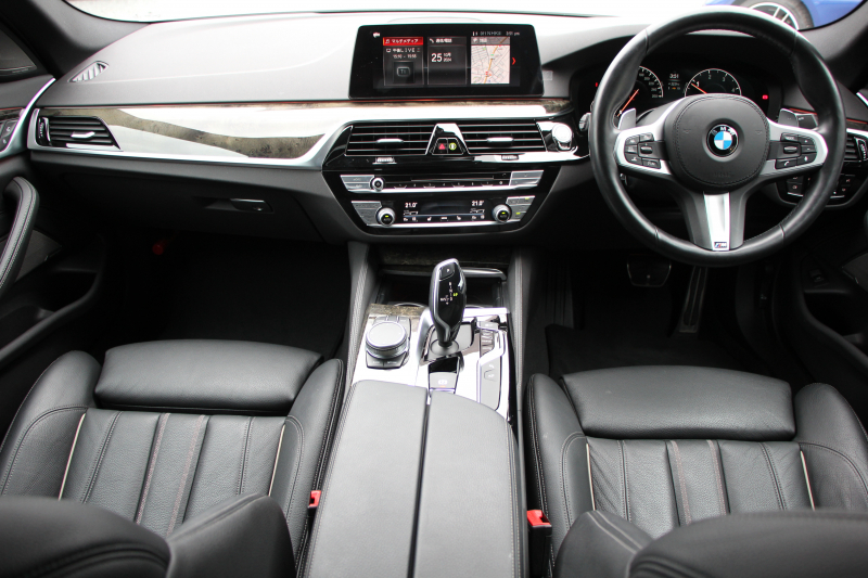 BMW 5シリーズ 523d Mｽﾎﾟｰﾂ ﾊｲﾗｲﾝ ｾﾚｸﾄ&ｱﾄﾞﾊﾞﾝｽﾊﾟｯｹｰｼﾞ変更後ﾓﾃﾞﾙ 1ｵﾅ ｻﾝﾙｰﾌ 全席ﾋｰﾀｰ黒革 ﾊｰﾏﾝｶｰﾄﾞﾝｻﾗｳﾝﾄﾞ4ｿﾞｰﾝｴｱｺﾝ 変更後液晶ﾒｰﾀｰ LEDﾍｯﾄﾞﾗｲﾄ ｵｰﾄﾊｲﾋﾞｰﾑ ﾀｯﾁ画面HDDﾅﾋﾞTV 360度ｶﾒﾗ 電動ﾄﾗﾝｸ 2年保証
