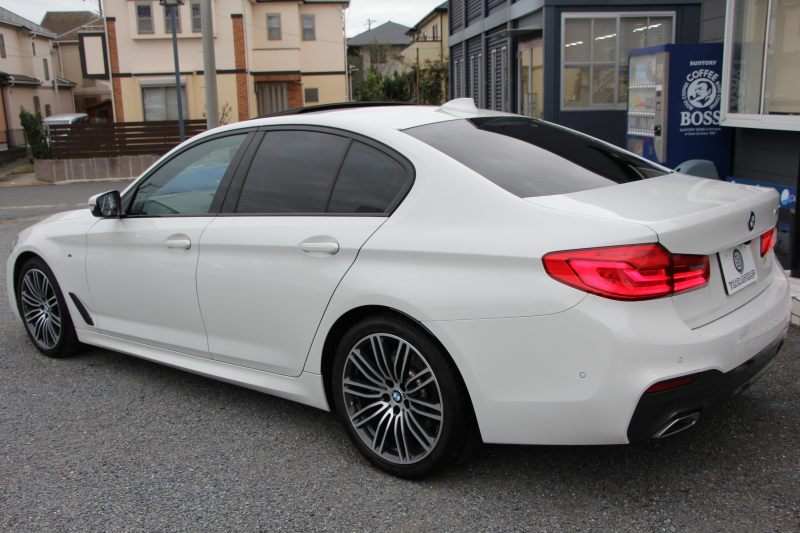 BMW 5シリーズ 523d Mｽﾎﾟｰﾂ ﾊｲﾗｲﾝ ｾﾚｸﾄ&ｱﾄﾞﾊﾞﾝｽﾊﾟｯｹｰｼﾞ変更後ﾓﾃﾞﾙ 1ｵﾅ ｻﾝﾙｰﾌ 全席ﾋｰﾀｰ黒革 ﾊｰﾏﾝｶｰﾄﾞﾝｻﾗｳﾝﾄﾞ4ｿﾞｰﾝｴｱｺﾝ 変更後液晶ﾒｰﾀｰ LEDﾍｯﾄﾞﾗｲﾄ ｵｰﾄﾊｲﾋﾞｰﾑ ﾀｯﾁ画面HDDﾅﾋﾞTV 360度ｶﾒﾗ 電動ﾄﾗﾝｸ 2年保証