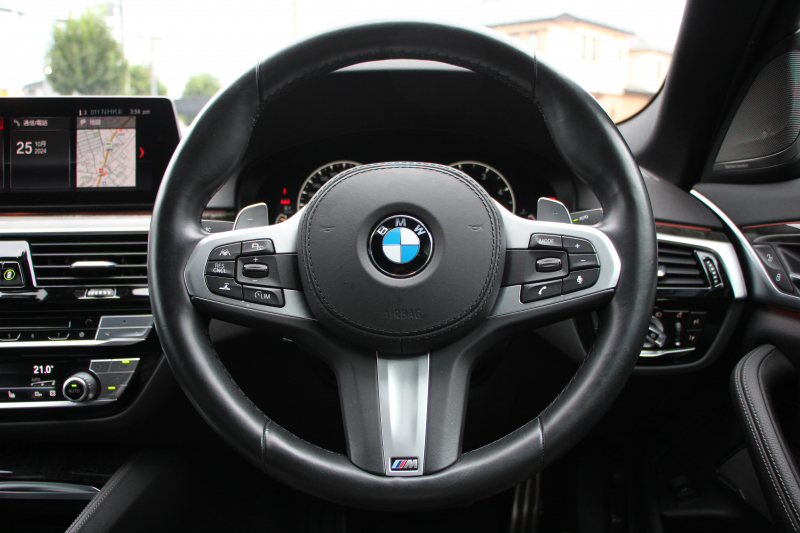 BMW 5シリーズ 523d Mｽﾎﾟｰﾂ ﾊｲﾗｲﾝ ｾﾚｸﾄ&ｱﾄﾞﾊﾞﾝｽﾊﾟｯｹｰｼﾞ変更後ﾓﾃﾞﾙ 1ｵﾅ ｻﾝﾙｰﾌ 全席ﾋｰﾀｰ黒革 ﾊｰﾏﾝｶｰﾄﾞﾝｻﾗｳﾝﾄﾞ4ｿﾞｰﾝｴｱｺﾝ 変更後液晶ﾒｰﾀｰ LEDﾍｯﾄﾞﾗｲﾄ ｵｰﾄﾊｲﾋﾞｰﾑ ﾀｯﾁ画面HDDﾅﾋﾞTV 360度ｶﾒﾗ 電動ﾄﾗﾝｸ 2年保証