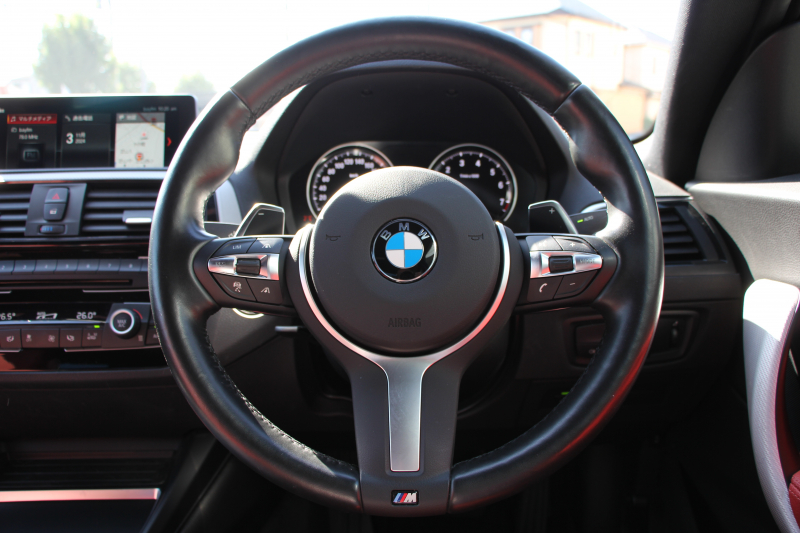 BMW 2シリーズ M240i ｸｰﾍﾟ後期 ﾌｪｲｽﾘﾌﾄ後 ﾋｰﾀｰ赤革 直6ﾀｰﾎﾞ340馬力 B58新ｴﾝｼﾞﾝ ｱﾀﾞﾌﾟﾃｨﾌﾞMｻｽ 追従ACC LEDﾍｯﾄﾞﾗｲﾄ&ﾃｰﾙ ﾀｯﾁ画面HDDﾅﾋﾞPｱｼｽﾄ 衝突軽減ﾌﾞﾚｰｷ 車線逸脱警告 歩行者警告 ﾊﾟﾄﾞﾙｼﾌﾄ ｽﾏｰﾄｷｰ 専用18AW&ﾌﾞﾚｰｷ 2年保証