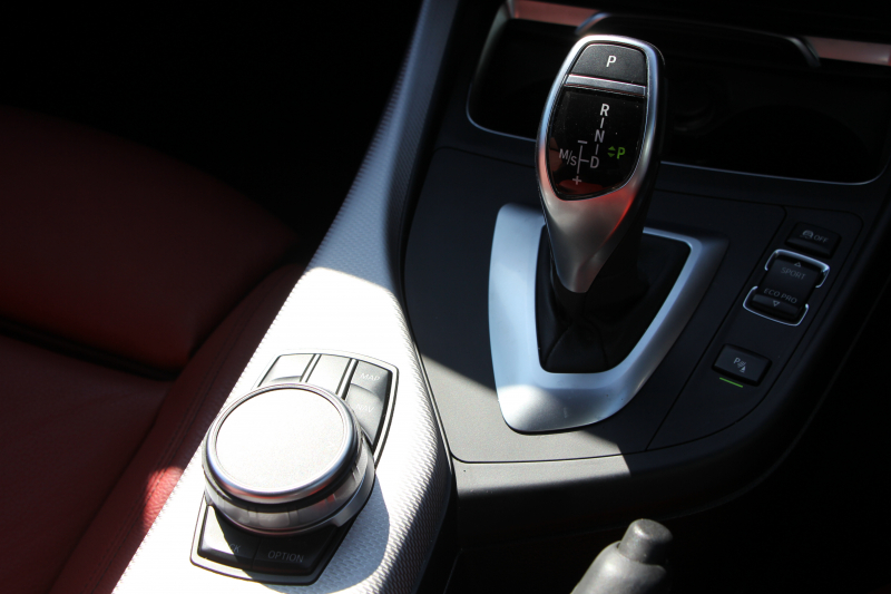 BMW 2シリーズ M240i ｸｰﾍﾟ後期 ﾌｪｲｽﾘﾌﾄ後 ﾋｰﾀｰ赤革 直6ﾀｰﾎﾞ340馬力 B58新ｴﾝｼﾞﾝ ｱﾀﾞﾌﾟﾃｨﾌﾞMｻｽ 追従ACC LEDﾍｯﾄﾞﾗｲﾄ&ﾃｰﾙ ﾀｯﾁ画面HDDﾅﾋﾞPｱｼｽﾄ 衝突軽減ﾌﾞﾚｰｷ 車線逸脱警告 歩行者警告 ﾊﾟﾄﾞﾙｼﾌﾄ ｽﾏｰﾄｷｰ 専用18AW&ﾌﾞﾚｰｷ 2年保証