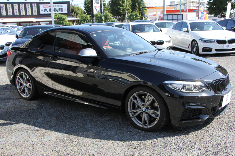 BMW 2シリーズ M240i ｸｰﾍﾟ後期 ﾌｪｲｽﾘﾌﾄ後 ﾋｰﾀｰ赤革 直6ﾀｰﾎﾞ340馬力 B58新ｴﾝｼﾞﾝ ｱﾀﾞﾌﾟﾃｨﾌﾞMｻｽ 追従ACC LEDﾍｯﾄﾞﾗｲﾄ&ﾃｰﾙ ﾀｯﾁ画面HDDﾅﾋﾞPｱｼｽﾄ 衝突軽減ﾌﾞﾚｰｷ 車線逸脱警告 歩行者警告 ﾊﾟﾄﾞﾙｼﾌﾄ ｽﾏｰﾄｷｰ 専用18AW&ﾌﾞﾚｰｷ 2年保証