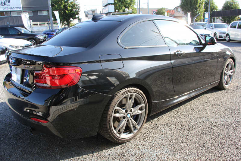BMW 2シリーズ M240i ｸｰﾍﾟ後期 ﾌｪｲｽﾘﾌﾄ後 ﾋｰﾀｰ赤革 直6ﾀｰﾎﾞ340馬力 B58新ｴﾝｼﾞﾝ ｱﾀﾞﾌﾟﾃｨﾌﾞMｻｽ 追従ACC LEDﾍｯﾄﾞﾗｲﾄ&ﾃｰﾙ ﾀｯﾁ画面HDDﾅﾋﾞPｱｼｽﾄ 衝突軽減ﾌﾞﾚｰｷ 車線逸脱警告 歩行者警告 ﾊﾟﾄﾞﾙｼﾌﾄ ｽﾏｰﾄｷｰ 専用18AW&ﾌﾞﾚｰｷ 2年保証