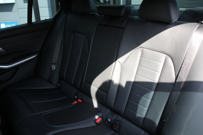 BMW 3シリーズ 320d Xdrive Mｽﾎﾟｰﾂ ﾃﾞﾋﾞｭｰP 専用ﾌﾞﾙｰｽﾃｯﾁ黒革 ｼｰﾄﾋｰﾀｰ 19AW 360度ｶﾒﾗ ｺﾝﾌｫｰﾄP 電動ﾄﾗﾝｸ 追従ACC ｽﾃｱﾘﾝｸﾞｻﾎﾟｰﾄ LEDﾍｯﾄﾞﾗｲﾄ ｵｰﾄﾊｲﾋﾞｰﾑ ﾌﾙｾｸﾞTV Applecarplay対応 BMW ﾗｲﾌﾞｺｯｸﾋﾟｯﾄﾞHi-fiｽﾋﾟｰｶｰ 2年保証