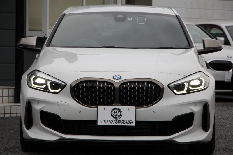 BMW 1シリーズ M135i Xdrive ﾋﾞｼﾞｮﾝP【5/22迄限定掲載】4WD 1ｵﾅ 306馬力 受注生産OPﾌﾞﾗｯｸﾚｻﾞｰ Mｽﾎﾟｰﾂｼｰﾄ HUD ｱﾀﾞﾌﾟﾃｨﾌﾞLEDﾍｯﾄﾞﾗｲﾄ ｵｰﾄﾊｲﾋﾞ-ﾑ ｱﾀﾞﾌﾟﾃｨﾌﾞｻｽ Mｼｰﾄﾍﾞﾙﾄ ｺﾝﾌｫｰﾄP ﾗｲﾌﾞｺｯｸﾋﾟｯﾄ 追ACC 電動ﾄﾗﾝｸ ｶｰﾌﾟﾚｲ Pｱｼｽﾄ 2年保証