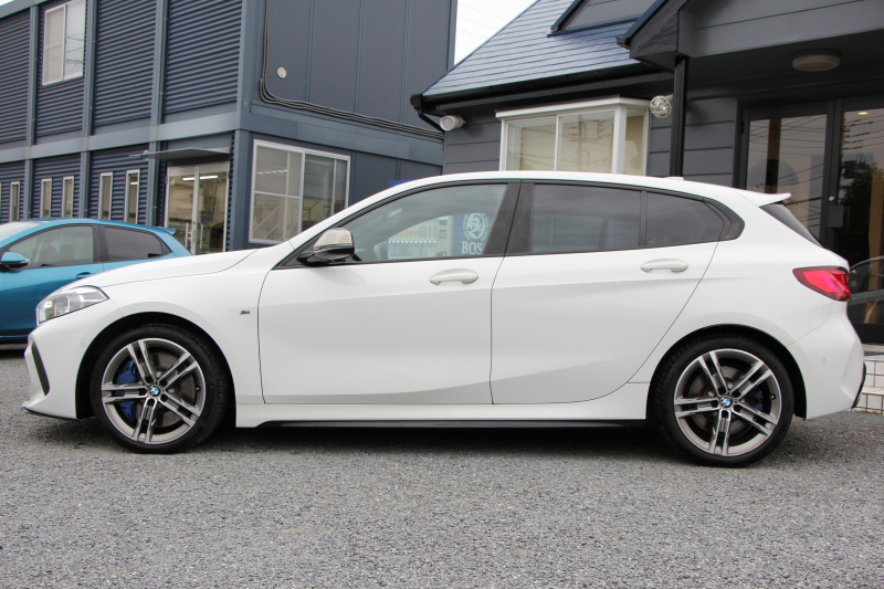 BMW 1シリーズ M135i Xdrive ﾋﾞｼﾞｮﾝP【5/22迄限定掲載】4WD 1ｵﾅ 306馬力 受注生産OPﾌﾞﾗｯｸﾚｻﾞｰ Mｽﾎﾟｰﾂｼｰﾄ HUD ｱﾀﾞﾌﾟﾃｨﾌﾞLEDﾍｯﾄﾞﾗｲﾄ ｵｰﾄﾊｲﾋﾞ-ﾑ ｱﾀﾞﾌﾟﾃｨﾌﾞｻｽ Mｼｰﾄﾍﾞﾙﾄ ｺﾝﾌｫｰﾄP ﾗｲﾌﾞｺｯｸﾋﾟｯﾄ 追ACC 電動ﾄﾗﾝｸ ｶｰﾌﾟﾚｲ Pｱｼｽﾄ 2年保証