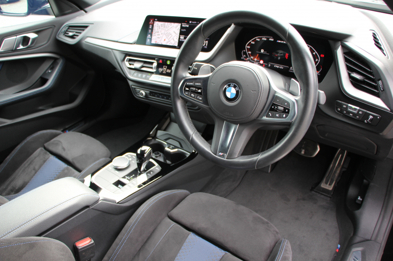 BMW 2シリーズ M235i Xdrive ｸﾞﾗﾝｸｰﾍﾟﾃﾞﾋﾞｭｰP 4WD 1ｵ-ﾅ 306馬力 ｱﾀﾞﾌﾟﾃｨﾌﾞMｻｽ Mｽﾎﾟｰﾂｼｰﾄ Mｼｰﾄﾍﾞﾙﾄ Mｽﾎﾟｰﾂﾌﾞﾚｰｷ 追従ACC 後退ｱｼｽﾄ LEDﾍｯﾄﾞﾗｲﾄ 専用18AW Applecarplay対応 HDDﾅﾋﾞPｱｼｽﾄ BMWﾗｲﾌﾞｺｯｸﾋﾟｯﾄ 2年保証