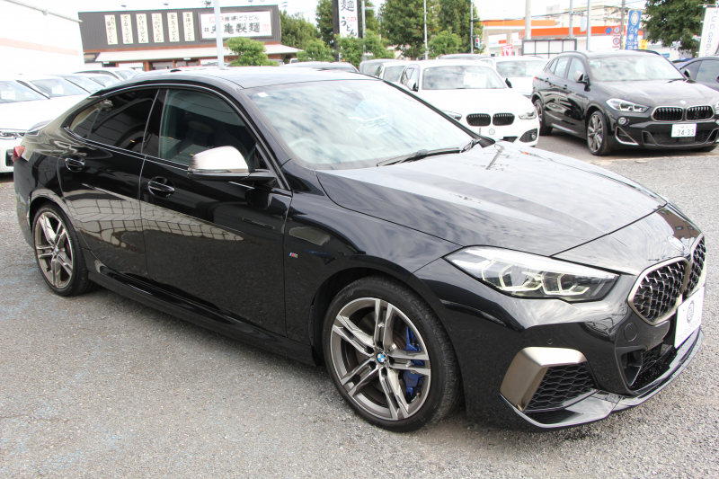 BMW 2シリーズ M235i Xdrive ｸﾞﾗﾝｸｰﾍﾟﾃﾞﾋﾞｭｰP 4WD 1ｵ-ﾅ 306馬力 ｱﾀﾞﾌﾟﾃｨﾌﾞMｻｽ Mｽﾎﾟｰﾂｼｰﾄ Mｼｰﾄﾍﾞﾙﾄ Mｽﾎﾟｰﾂﾌﾞﾚｰｷ 追従ACC 後退ｱｼｽﾄ LEDﾍｯﾄﾞﾗｲﾄ 専用18AW Applecarplay対応 HDDﾅﾋﾞPｱｼｽﾄ BMWﾗｲﾌﾞｺｯｸﾋﾟｯﾄ 2年保証