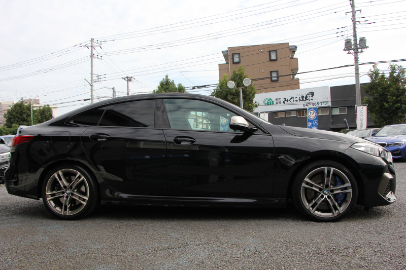BMW 2シリーズ M235i Xdrive ｸﾞﾗﾝｸｰﾍﾟﾃﾞﾋﾞｭｰP 4WD 1ｵ-ﾅ 306馬力 ｱﾀﾞﾌﾟﾃｨﾌﾞMｻｽ Mｽﾎﾟｰﾂｼｰﾄ Mｼｰﾄﾍﾞﾙﾄ Mｽﾎﾟｰﾂﾌﾞﾚｰｷ 追従ACC 後退ｱｼｽﾄ LEDﾍｯﾄﾞﾗｲﾄ 専用18AW Applecarplay対応 HDDﾅﾋﾞPｱｼｽﾄ BMWﾗｲﾌﾞｺｯｸﾋﾟｯﾄ 2年保証