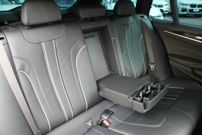 BMW 5シリーズ 530i ﾂｰﾘﾝｸﾞMｽﾎﾟｰﾂ 型式変更後 変更後液晶ﾒｰﾀｰ 高出力 252馬力 全席ﾋｰﾀｰ黒革 HUD 追従ACC ｽﾃｱﾘﾝｸﾞｻﾎﾟｰﾄ LEDﾍｯﾄﾞﾗｲﾄ ｵｰﾄﾊｲﾋﾞｰﾑ 360度ｶﾒﾗ 電動ﾄﾗﾝｸ ﾀｯﾁ画面HDDﾅﾋﾞTV Mｽﾎﾟｰﾂﾌﾞﾚｰｷ 2年保証