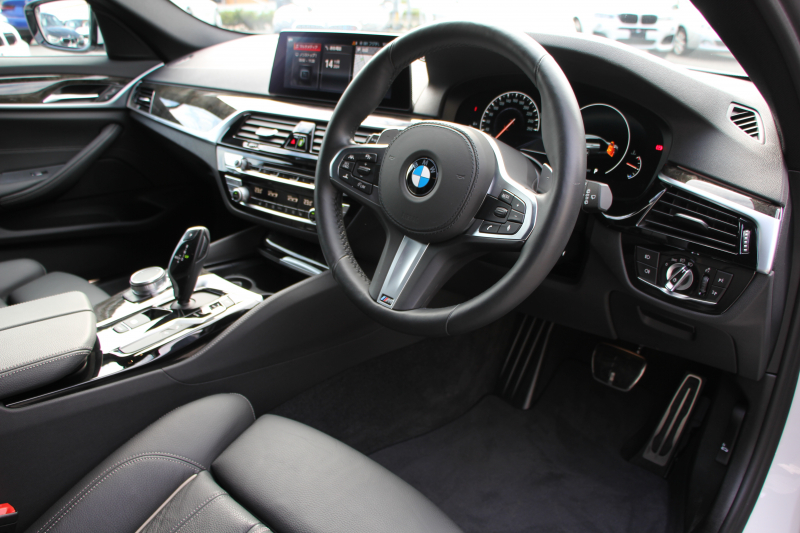 BMW 5シリーズ 530i ﾂｰﾘﾝｸﾞMｽﾎﾟｰﾂ 型式変更後 変更後液晶ﾒｰﾀｰ 高出力 252馬力 全席ﾋｰﾀｰ黒革 HUD 追従ACC ｽﾃｱﾘﾝｸﾞｻﾎﾟｰﾄ LEDﾍｯﾄﾞﾗｲﾄ ｵｰﾄﾊｲﾋﾞｰﾑ 360度ｶﾒﾗ 電動ﾄﾗﾝｸ ﾀｯﾁ画面HDDﾅﾋﾞTV Mｽﾎﾟｰﾂﾌﾞﾚｰｷ 2年保証