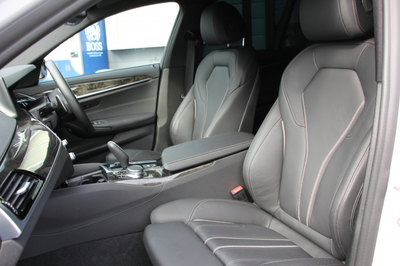 BMW 5シリーズ 530i ﾂｰﾘﾝｸﾞMｽﾎﾟｰﾂ 型式変更後 変更後液晶ﾒｰﾀｰ 高出力 252馬力 全席ﾋｰﾀｰ黒革 HUD 追従ACC ｽﾃｱﾘﾝｸﾞｻﾎﾟｰﾄ LEDﾍｯﾄﾞﾗｲﾄ ｵｰﾄﾊｲﾋﾞｰﾑ 360度ｶﾒﾗ 電動ﾄﾗﾝｸ ﾀｯﾁ画面HDDﾅﾋﾞTV Mｽﾎﾟｰﾂﾌﾞﾚｰｷ 2年保証