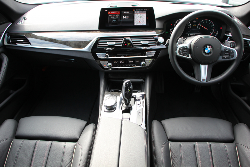 BMW 5シリーズ 530i ﾂｰﾘﾝｸﾞMｽﾎﾟｰﾂ 型式変更後 変更後液晶ﾒｰﾀｰ 高出力 252馬力 全席ﾋｰﾀｰ黒革 HUD 追従ACC ｽﾃｱﾘﾝｸﾞｻﾎﾟｰﾄ LEDﾍｯﾄﾞﾗｲﾄ ｵｰﾄﾊｲﾋﾞｰﾑ 360度ｶﾒﾗ 電動ﾄﾗﾝｸ ﾀｯﾁ画面HDDﾅﾋﾞTV Mｽﾎﾟｰﾂﾌﾞﾚｰｷ 2年保証