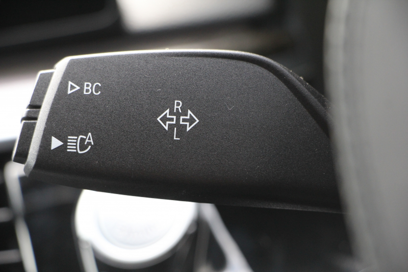 BMW 5シリーズ 530i ﾂｰﾘﾝｸﾞMｽﾎﾟｰﾂ 型式変更後 変更後液晶ﾒｰﾀｰ 高出力 252馬力 全席ﾋｰﾀｰ黒革 HUD 追従ACC ｽﾃｱﾘﾝｸﾞｻﾎﾟｰﾄ LEDﾍｯﾄﾞﾗｲﾄ ｵｰﾄﾊｲﾋﾞｰﾑ 360度ｶﾒﾗ 電動ﾄﾗﾝｸ ﾀｯﾁ画面HDDﾅﾋﾞTV Mｽﾎﾟｰﾂﾌﾞﾚｰｷ 2年保証