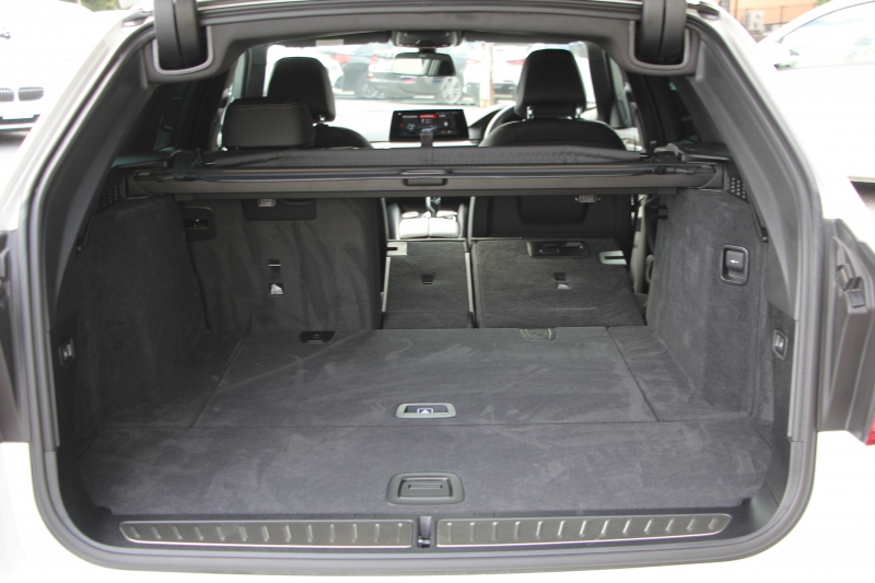 BMW 5シリーズ 530i ﾂｰﾘﾝｸﾞMｽﾎﾟｰﾂ 型式変更後 変更後液晶ﾒｰﾀｰ 高出力 252馬力 全席ﾋｰﾀｰ黒革 HUD 追従ACC ｽﾃｱﾘﾝｸﾞｻﾎﾟｰﾄ LEDﾍｯﾄﾞﾗｲﾄ ｵｰﾄﾊｲﾋﾞｰﾑ 360度ｶﾒﾗ 電動ﾄﾗﾝｸ ﾀｯﾁ画面HDDﾅﾋﾞTV Mｽﾎﾟｰﾂﾌﾞﾚｰｷ 2年保証