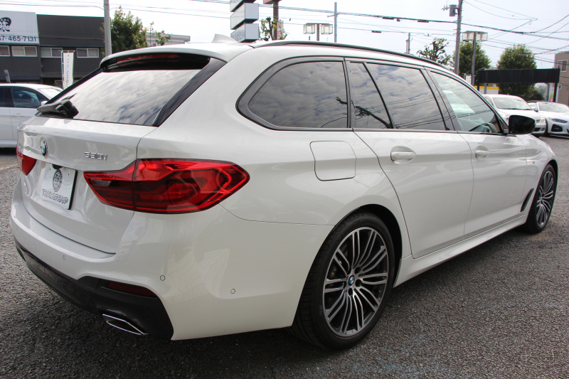 BMW 5シリーズ 530i ﾂｰﾘﾝｸﾞMｽﾎﾟｰﾂ 型式変更後 変更後液晶ﾒｰﾀｰ 高出力 252馬力 全席ﾋｰﾀｰ黒革 HUD 追従ACC ｽﾃｱﾘﾝｸﾞｻﾎﾟｰﾄ LEDﾍｯﾄﾞﾗｲﾄ ｵｰﾄﾊｲﾋﾞｰﾑ 360度ｶﾒﾗ 電動ﾄﾗﾝｸ ﾀｯﾁ画面HDDﾅﾋﾞTV Mｽﾎﾟｰﾂﾌﾞﾚｰｷ 2年保証