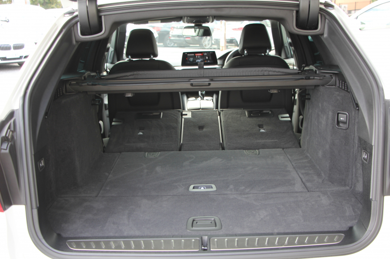 BMW 5シリーズ 530i ﾂｰﾘﾝｸﾞMｽﾎﾟｰﾂ 型式変更後 変更後液晶ﾒｰﾀｰ 高出力 252馬力 全席ﾋｰﾀｰ黒革 HUD 追従ACC ｽﾃｱﾘﾝｸﾞｻﾎﾟｰﾄ LEDﾍｯﾄﾞﾗｲﾄ ｵｰﾄﾊｲﾋﾞｰﾑ 360度ｶﾒﾗ 電動ﾄﾗﾝｸ ﾀｯﾁ画面HDDﾅﾋﾞTV Mｽﾎﾟｰﾂﾌﾞﾚｰｷ 2年保証