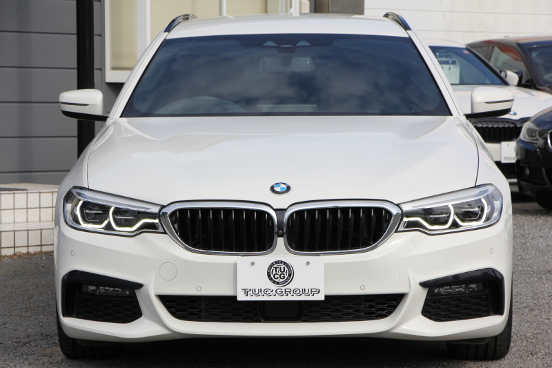 BMW 5シリーズ 530i ﾂｰﾘﾝｸﾞMｽﾎﾟｰﾂ 型式変更後 変更後液晶ﾒｰﾀｰ 高出力 252馬力 全席ﾋｰﾀｰ黒革 HUD 追従ACC ｽﾃｱﾘﾝｸﾞｻﾎﾟｰﾄ LEDﾍｯﾄﾞﾗｲﾄ ｵｰﾄﾊｲﾋﾞｰﾑ 360度ｶﾒﾗ 電動ﾄﾗﾝｸ ﾀｯﾁ画面HDDﾅﾋﾞTV Mｽﾎﾟｰﾂﾌﾞﾚｰｷ 2年保証