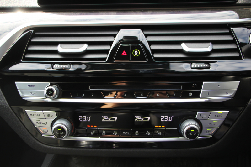 BMW 5シリーズ 530i ﾂｰﾘﾝｸﾞMｽﾎﾟｰﾂ 型式変更後 変更後液晶ﾒｰﾀｰ 高出力 252馬力 全席ﾋｰﾀｰ黒革 HUD 追従ACC ｽﾃｱﾘﾝｸﾞｻﾎﾟｰﾄ LEDﾍｯﾄﾞﾗｲﾄ ｵｰﾄﾊｲﾋﾞｰﾑ 360度ｶﾒﾗ 電動ﾄﾗﾝｸ ﾀｯﾁ画面HDDﾅﾋﾞTV Mｽﾎﾟｰﾂﾌﾞﾚｰｷ 2年保証