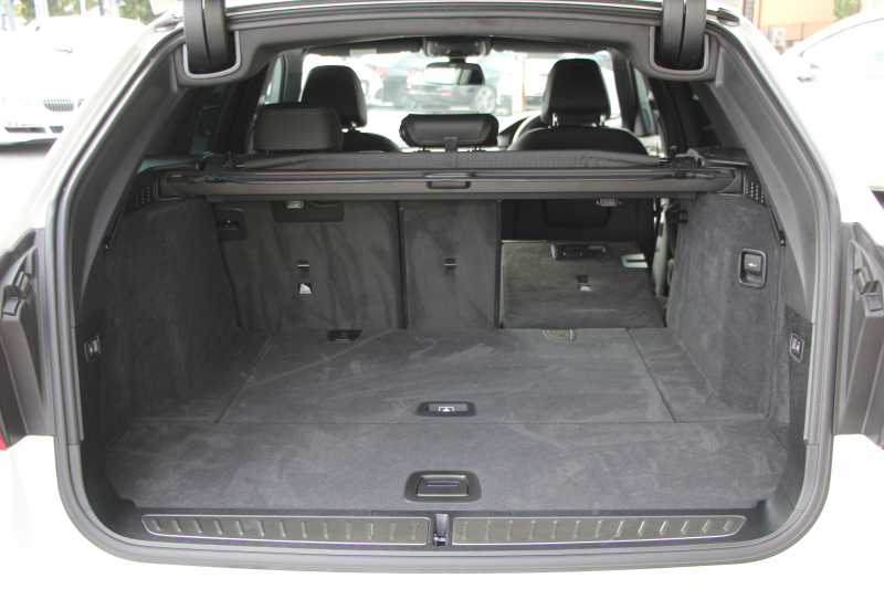 BMW 5シリーズ 530i ﾂｰﾘﾝｸﾞMｽﾎﾟｰﾂ 型式変更後 変更後液晶ﾒｰﾀｰ 高出力 252馬力 全席ﾋｰﾀｰ黒革 HUD 追従ACC ｽﾃｱﾘﾝｸﾞｻﾎﾟｰﾄ LEDﾍｯﾄﾞﾗｲﾄ ｵｰﾄﾊｲﾋﾞｰﾑ 360度ｶﾒﾗ 電動ﾄﾗﾝｸ ﾀｯﾁ画面HDDﾅﾋﾞTV Mｽﾎﾟｰﾂﾌﾞﾚｰｷ 2年保証