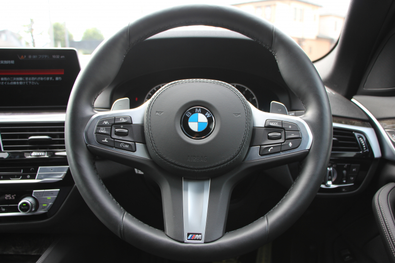 BMW 5シリーズ 530i ﾂｰﾘﾝｸﾞMｽﾎﾟｰﾂ 型式変更後 変更後液晶ﾒｰﾀｰ 高出力 252馬力 全席ﾋｰﾀｰ黒革 HUD 追従ACC ｽﾃｱﾘﾝｸﾞｻﾎﾟｰﾄ LEDﾍｯﾄﾞﾗｲﾄ ｵｰﾄﾊｲﾋﾞｰﾑ 360度ｶﾒﾗ 電動ﾄﾗﾝｸ ﾀｯﾁ画面HDDﾅﾋﾞTV Mｽﾎﾟｰﾂﾌﾞﾚｰｷ 2年保証