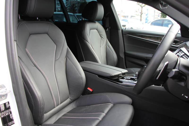 BMW 5シリーズ 530i ﾂｰﾘﾝｸﾞMｽﾎﾟｰﾂ 型式変更後 変更後液晶ﾒｰﾀｰ 高出力 252馬力 全席ﾋｰﾀｰ黒革 HUD 追従ACC ｽﾃｱﾘﾝｸﾞｻﾎﾟｰﾄ LEDﾍｯﾄﾞﾗｲﾄ ｵｰﾄﾊｲﾋﾞｰﾑ 360度ｶﾒﾗ 電動ﾄﾗﾝｸ ﾀｯﾁ画面HDDﾅﾋﾞTV Mｽﾎﾟｰﾂﾌﾞﾚｰｷ 2年保証