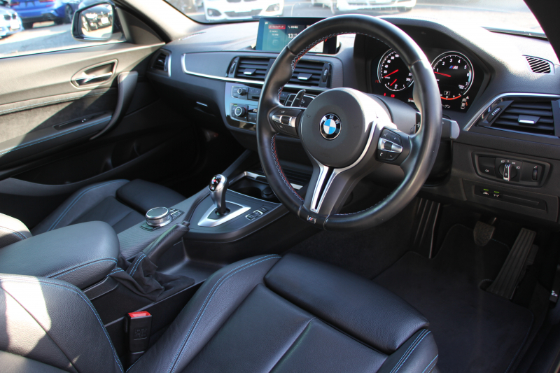 BMW Mシリーズ M2ｸｰﾍﾟMDCT 7速DCT 後期LCI 370馬力 直6ﾀｰﾎﾞﾋｰﾀｰ黒革 LEDﾍｯﾄﾞﾗｲﾄ&ﾃｰﾙ ﾀｯﾁ画面HDDﾅﾋﾞBｶﾒﾗ 専用19AW 衝突軽減ﾌﾞﾚｰｷ 車線逸脱警告 歩行者警告 ﾌﾞﾚｰｷ付ｸﾙｺﾝ ｶｰﾎﾞﾝｲﾝﾃﾘｱﾄﾘﾑ ｽﾏｰﾄｷｰ 2年保証