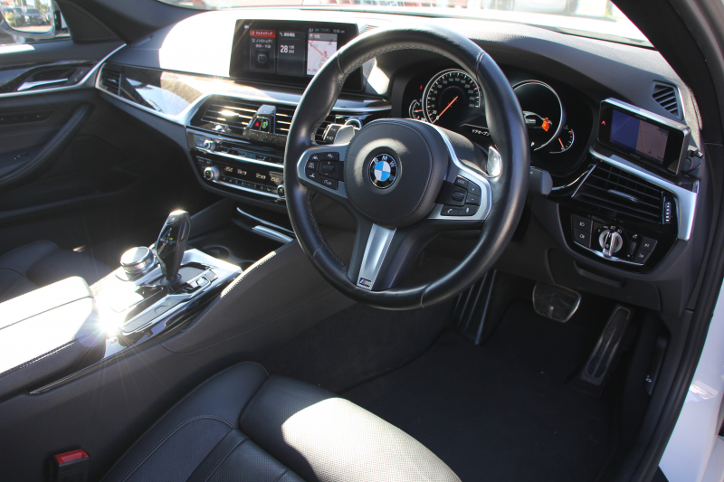 BMW 5シリーズ 530i Mｽﾎﾟｰﾂ ｺﾝﾌｫｰﾄP 高出力 252馬力 ｻﾝﾙｰﾌ ﾍﾞﾝﾁﾚｰｼｮﾝ 全ﾋｰﾀｰ黒革 ｺﾝﾌｫｰﾄｼｰﾄ ｿﾌﾄｸﾛｰｽﾞﾄﾞｱ 追従ACC ｽﾃｱﾘﾝｸﾞｻﾎﾟｰﾄ LEDﾍｯﾄﾞﾗｲﾄ ｵｰﾄﾊｲﾋﾞｰﾑ ﾀｯﾁ画面HDDﾅﾋﾞTV 360度ｶﾒﾗ 電動ﾄﾗﾝｸ 19AW Mｽﾎﾟｰﾂﾌﾞﾚｰｷ 2年保証