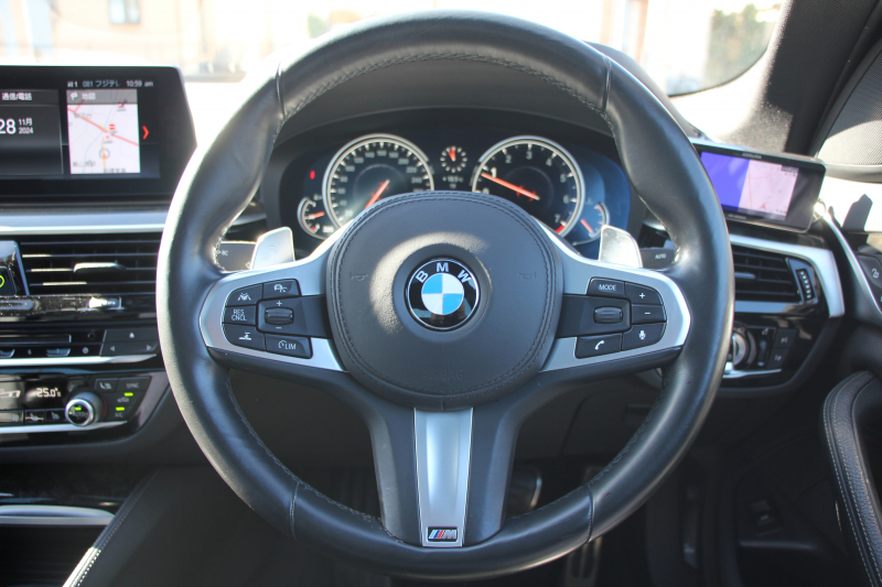 BMW 5シリーズ 530i Mｽﾎﾟｰﾂ ｺﾝﾌｫｰﾄP 高出力 252馬力 ｻﾝﾙｰﾌ ﾍﾞﾝﾁﾚｰｼｮﾝ 全ﾋｰﾀｰ黒革 ｺﾝﾌｫｰﾄｼｰﾄ ｿﾌﾄｸﾛｰｽﾞﾄﾞｱ 追従ACC ｽﾃｱﾘﾝｸﾞｻﾎﾟｰﾄ LEDﾍｯﾄﾞﾗｲﾄ ｵｰﾄﾊｲﾋﾞｰﾑ ﾀｯﾁ画面HDDﾅﾋﾞTV 360度ｶﾒﾗ 電動ﾄﾗﾝｸ 19AW Mｽﾎﾟｰﾂﾌﾞﾚｰｷ 2年保証