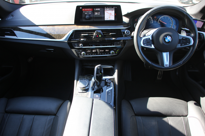 BMW 5シリーズ 530i Mｽﾎﾟｰﾂ ｺﾝﾌｫｰﾄP 高出力 252馬力 ｻﾝﾙｰﾌ ﾍﾞﾝﾁﾚｰｼｮﾝ 全ﾋｰﾀｰ黒革 ｺﾝﾌｫｰﾄｼｰﾄ ｿﾌﾄｸﾛｰｽﾞﾄﾞｱ 追従ACC ｽﾃｱﾘﾝｸﾞｻﾎﾟｰﾄ LEDﾍｯﾄﾞﾗｲﾄ ｵｰﾄﾊｲﾋﾞｰﾑ ﾀｯﾁ画面HDDﾅﾋﾞTV 360度ｶﾒﾗ 電動ﾄﾗﾝｸ 19AW Mｽﾎﾟｰﾂﾌﾞﾚｰｷ 2年保証