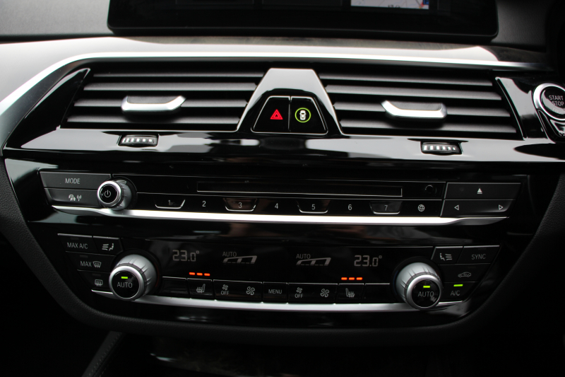 BMW 5シリーズ 530i ﾂｰﾘﾝｸﾞMｽﾎﾟｰﾂ 高出力 252馬力 全ﾋｰﾀｰ黒革 追従ACC ｽﾃｱﾘﾝｸﾞｻﾎﾟｰﾄ LEDﾍｯﾄﾞﾗｲﾄ ｵｰﾄﾊｲﾋﾞｰﾑ ﾀｯﾁ画面HDDﾅﾋﾞTV 360度ｶﾒﾗ 電動ﾄﾗﾝｸ 19AW Mｽﾎﾟｰﾂﾌﾞﾚｰｷ PDC緊急ﾌﾞﾚｰｷ 2年保証