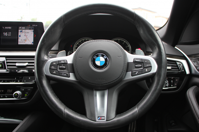 BMW 5シリーズ 530i ﾂｰﾘﾝｸﾞMｽﾎﾟｰﾂ 高出力 252馬力 全ﾋｰﾀｰ黒革 追従ACC ｽﾃｱﾘﾝｸﾞｻﾎﾟｰﾄ LEDﾍｯﾄﾞﾗｲﾄ ｵｰﾄﾊｲﾋﾞｰﾑ ﾀｯﾁ画面HDDﾅﾋﾞTV 360度ｶﾒﾗ 電動ﾄﾗﾝｸ 19AW Mｽﾎﾟｰﾂﾌﾞﾚｰｷ PDC緊急ﾌﾞﾚｰｷ 2年保証