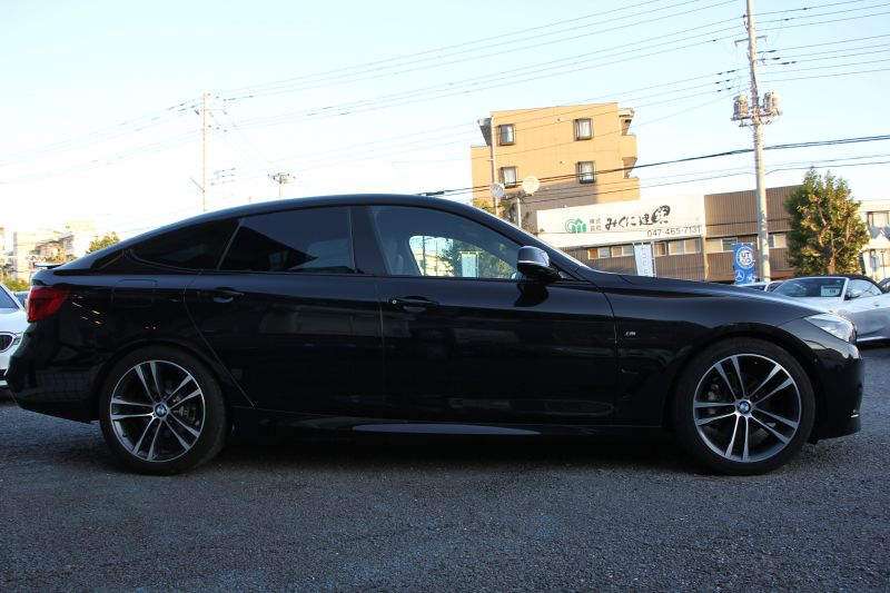 BMW 3シリーズ 320i ｸﾞﾗﾝﾂｰﾘｽﾓ Mｽﾎﾟｰﾂ LCI後期 新ｴﾝｼﾞﾝ ﾋｰﾀｰ黒革 LEDﾍｯﾄﾞﾗｲﾄ&ﾃｰﾙ 追従ACC ﾚｰﾝﾁｪﾝｼﾞ警告 衝突軽減ﾌﾞﾚｰｷ 車線逸脱警告 歩行者警告 HDDﾅﾋﾞTOPﾋﾞｭｰｶﾒﾗ ｻｲﾄﾞﾋﾞｭｰｶﾒﾗ 電動ﾄﾗﾝｸ ｽﾏｰﾄｷｰ 2年保証