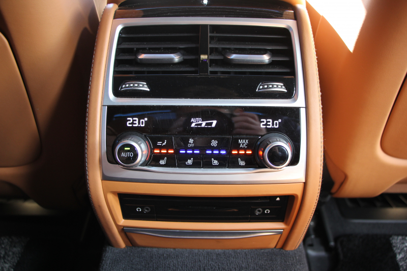 BMW 7シリーズ 740i Mｽﾎﾟｰﾂ ﾘｱｺﾝﾌｫｰﾄP ﾘｱｴﾝﾀｰﾃｲﾒﾝﾄ ﾘｱﾓﾆﾀｰ ﾀｯﾁｺﾏﾝﾄﾞﾋｰﾄｺﾝﾌｫｰﾄP ｻﾝﾙｰﾌ ﾚｰｻﾞｰﾗｲﾄ ﾃﾞｨｽﾌﾟﾚｲｷｰ ﾘﾓｰﾄﾊﾟｰｷﾝｸﾞ真珠色 20AW ﾏｯｻｰｼﾞ&ﾍﾞﾝﾁﾚｰｼｮﾝ ｺﾆｬｯｸﾚｻﾞｰ 360度ｶﾒﾗ 電動ﾄﾗﾝｸ Applecarplay 2年保証