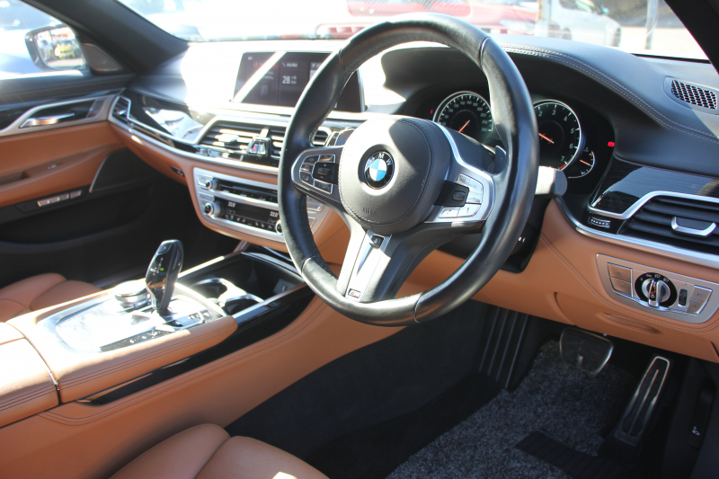 BMW 7シリーズ 740i Mｽﾎﾟｰﾂ ﾘｱｺﾝﾌｫｰﾄP ﾘｱｴﾝﾀｰﾃｲﾒﾝﾄ ﾘｱﾓﾆﾀｰ ﾀｯﾁｺﾏﾝﾄﾞﾋｰﾄｺﾝﾌｫｰﾄP ｻﾝﾙｰﾌ ﾚｰｻﾞｰﾗｲﾄ ﾃﾞｨｽﾌﾟﾚｲｷｰ ﾘﾓｰﾄﾊﾟｰｷﾝｸﾞ真珠色 20AW ﾏｯｻｰｼﾞ&ﾍﾞﾝﾁﾚｰｼｮﾝ ｺﾆｬｯｸﾚｻﾞｰ 360度ｶﾒﾗ 電動ﾄﾗﾝｸ Applecarplay 2年保証