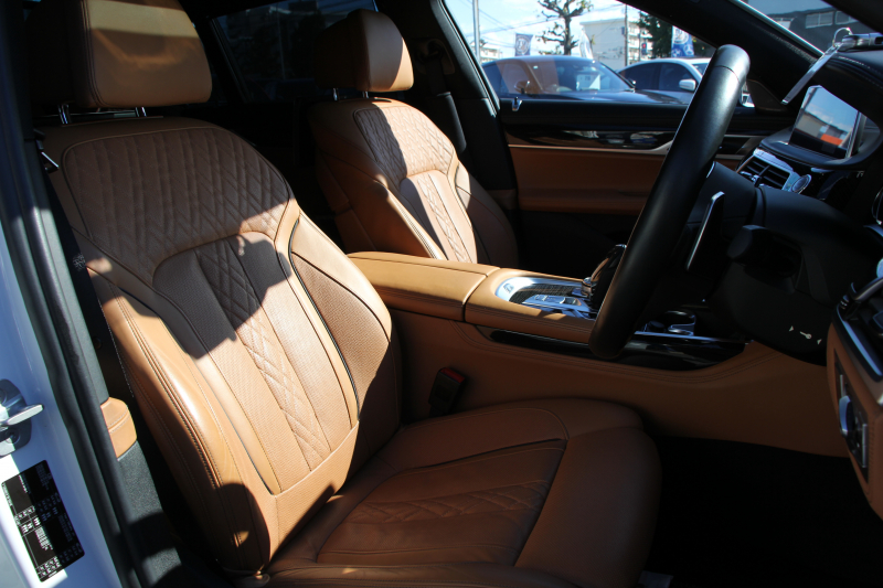 BMW 7シリーズ 740i Mｽﾎﾟｰﾂ ﾘｱｺﾝﾌｫｰﾄP ﾘｱｴﾝﾀｰﾃｲﾒﾝﾄ ﾘｱﾓﾆﾀｰ ﾀｯﾁｺﾏﾝﾄﾞﾋｰﾄｺﾝﾌｫｰﾄP ｻﾝﾙｰﾌ ﾚｰｻﾞｰﾗｲﾄ ﾃﾞｨｽﾌﾟﾚｲｷｰ ﾘﾓｰﾄﾊﾟｰｷﾝｸﾞ真珠色 20AW ﾏｯｻｰｼﾞ&ﾍﾞﾝﾁﾚｰｼｮﾝ ｺﾆｬｯｸﾚｻﾞｰ 360度ｶﾒﾗ 電動ﾄﾗﾝｸ Applecarplay 2年保証