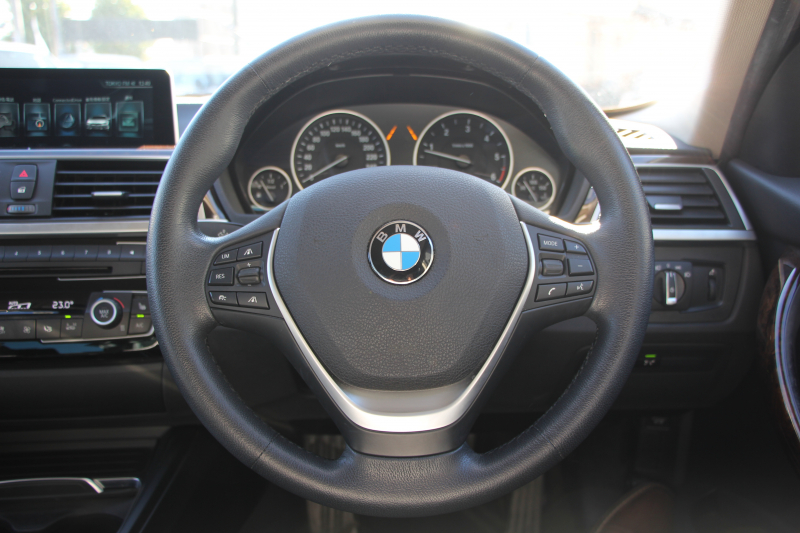 BMW 3シリーズ 320d ﾗｸﾞｼﾞｭｱﾘｰ 後期 【特選車･8月21日迄期間限定掲載】真珠色 新ｴﾝｼﾞﾝ 8C20型 ﾋｰﾀｰ黒革 LEDﾍｯﾄﾞﾗｲﾄ&ﾃｰﾙ 追従ACC ﾚｰﾝﾁｪﾝｼﾞ警告 衝突軽減ﾌﾞﾚｰｷ ﾀｯﾁﾊﾟｯﾄﾞ対応HDDﾅﾋﾞBluetooth接続 Bｶﾒﾗ ｽﾏｰﾄｷｰ ｸﾛｰﾑﾗｲﾝｴｸｽﾃﾘｱ 2年保証